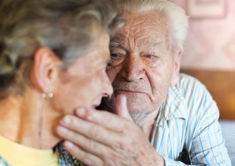 Un home ancià acaricia a una dona anciana